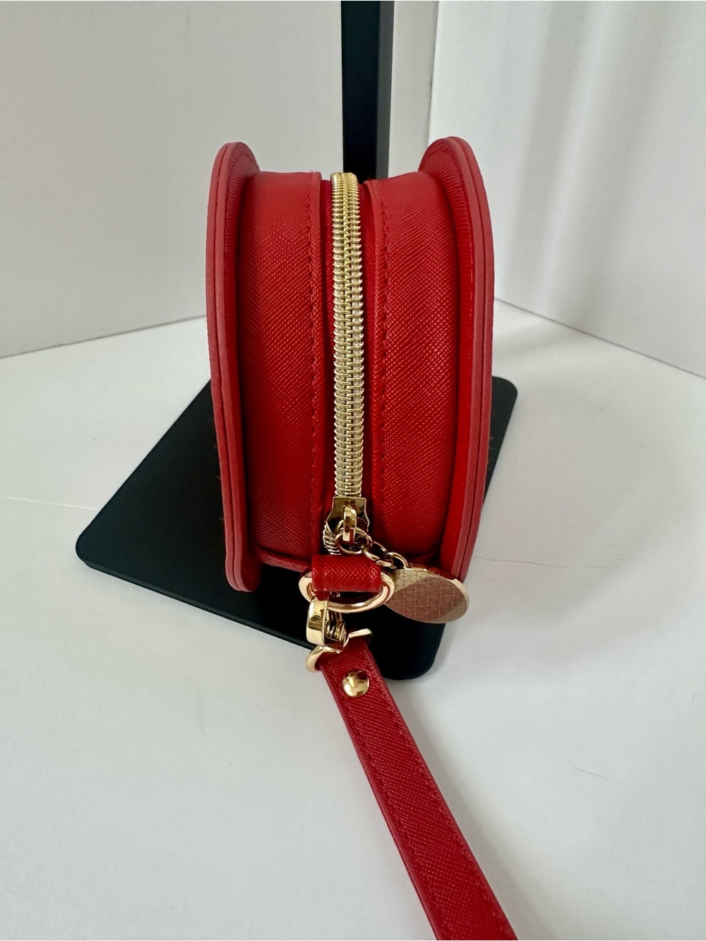Bobbi Brown Wristlet Wallet Holiday Vacation Red w/Gold Hardware NWOT Circular - Picture 4 of 7